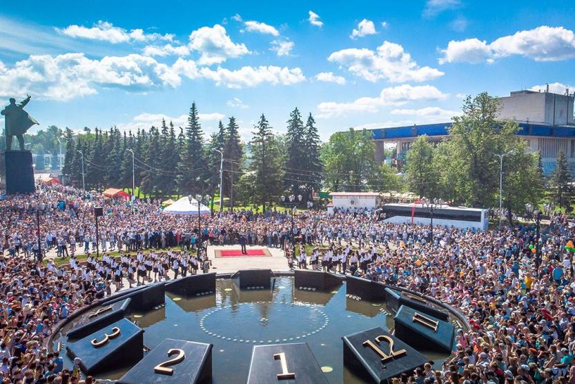 Мероприятие на площади ленина сегодня. Фонтан на горсовете Уфа. Фонтан часы в Уфе. Фонтаны площадь Ленина 2023. Площадь Ленина Уфа мероприятие.