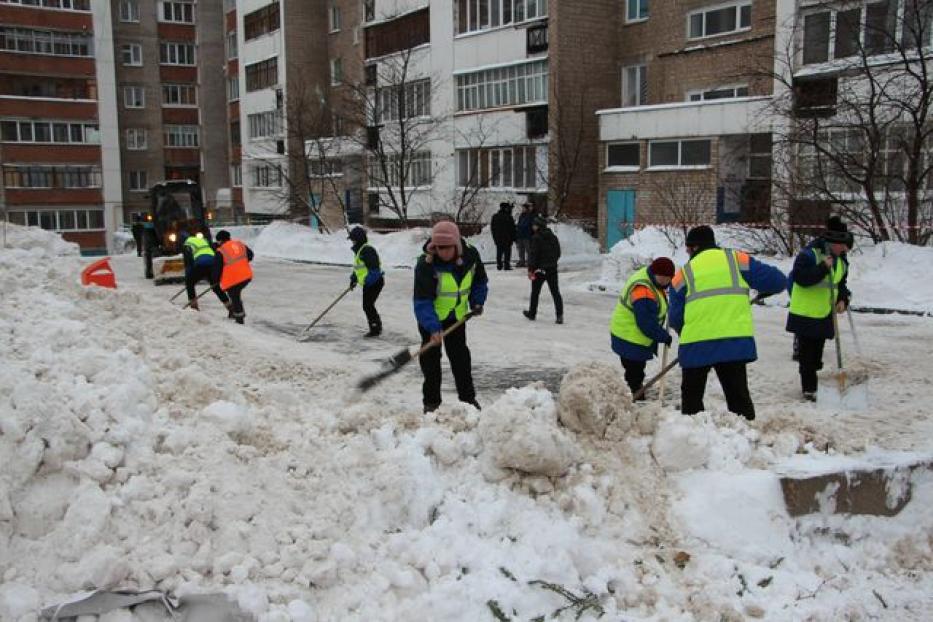 Не чистят снег во дворе куда. УЖХ Кировского района г.Уфы. Двор в снегу Уфа. Кировский район ЖКХ. УЖКХ Кировского района г.Уфы.