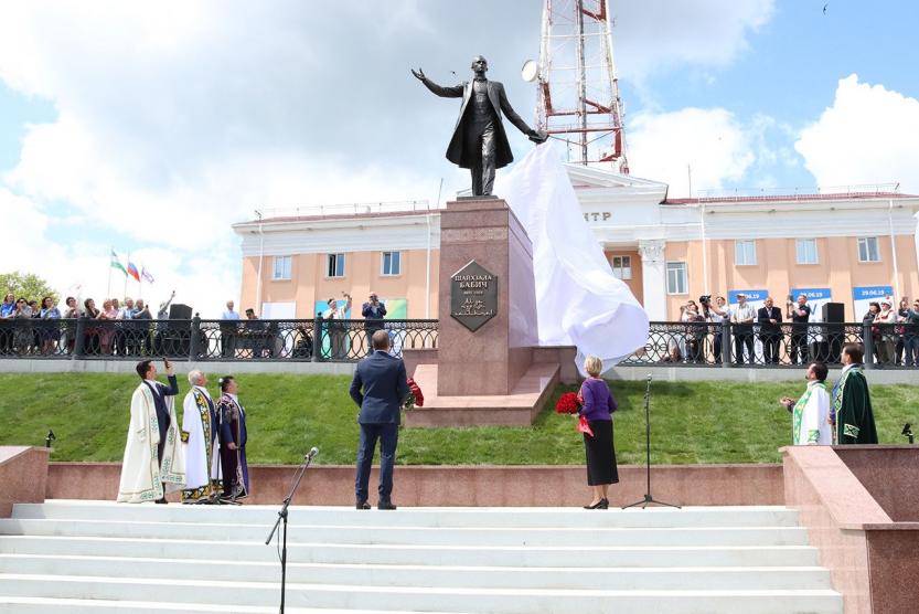 В уфе открыли. Шайхзада Бабич памятник в Уфе. Памятник возле телецентра Уфа. Памятник ш Бабичу в Уфе. Статуя Бабича в Уфе.