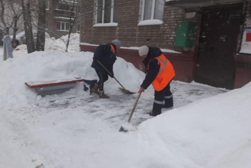 Не чищено во дворе. Уборка территории в зимний период. Уборка дворов от снега. Очищаем от снега дворовые территории. Очистка придомовой территории от снега и наледи.