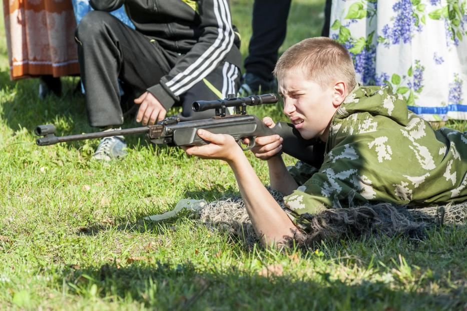 Где мальчики стреляют