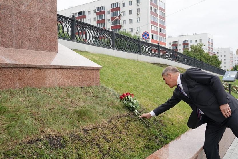 Шайхзада Бабич памятник в Уфе. Монумент дружбы в Уфе облили краской. Г Уфа митинг 20.12.22 Салават Юлаева.