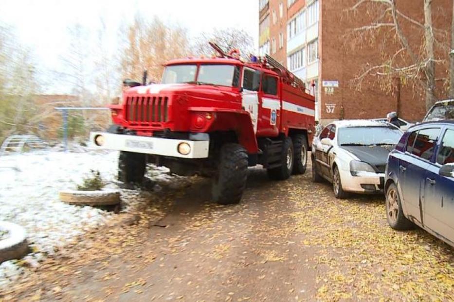 Пожарная дорога. Пожарная машина во дворе. Подъезд для пожарных автомобилей. Пожарная машина таранит автомобили. Проезд для пожарной машины.