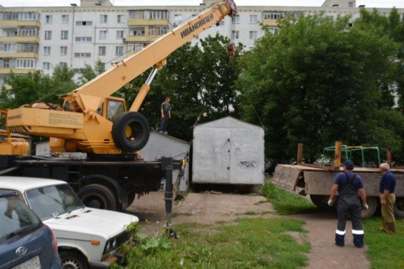 Дома под снос в уфе. Снос железных гаражей. Строительная машина сносит металлоконструкцию. Снос металлических гаражей в Воронеже.