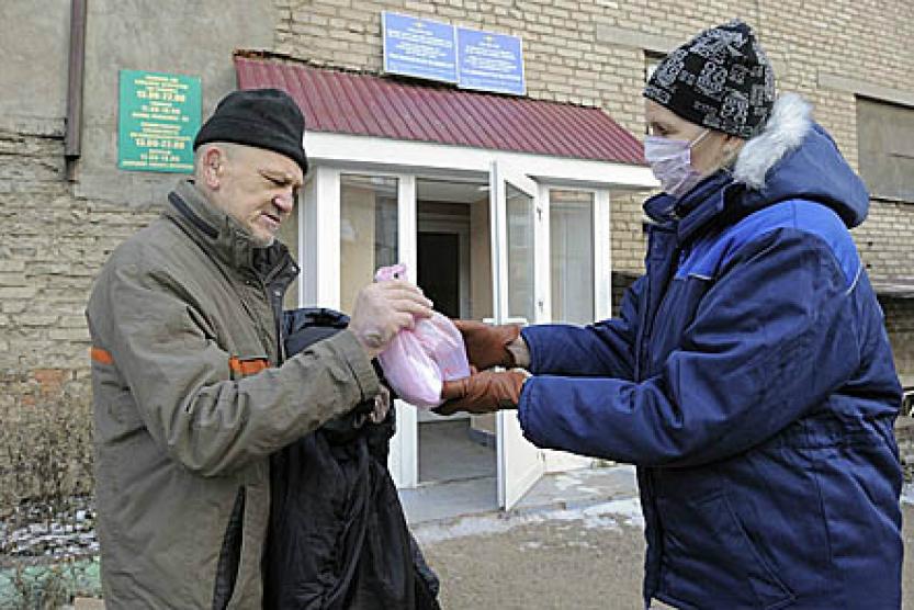 Без определенного. Без определенного места жительства. Лица без определенного места жительства. Помощь людям без определенного места жительства. Еда для бездомных в Уфе.