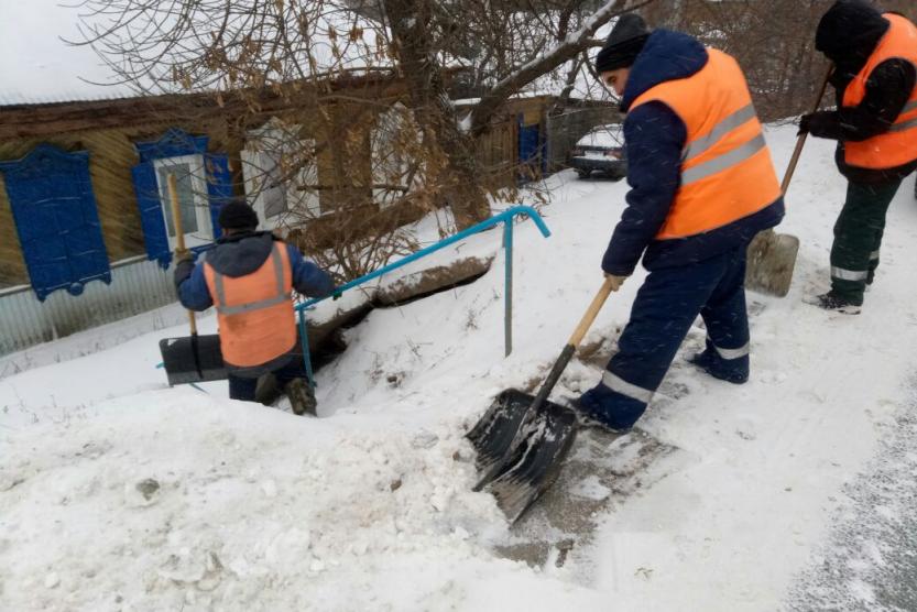 Работа очистка снега. Сотрудник ЖКХ зимой. ЖКХ забота. Коллективная забота о ЖКХ. Коммунальные заботы.