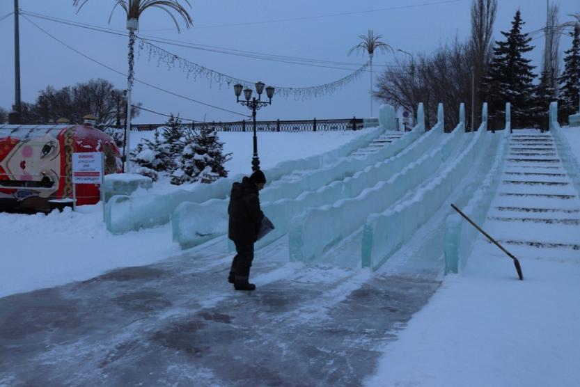 Горки в уфе. Ледовый городок Телецентр Уфа. Горка на Телецентре Уфа. Горсовет Уфа ледяные горки.