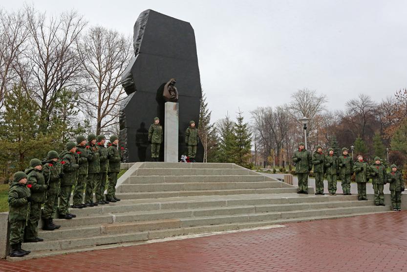 Уфа средняя. Памятник жертвам политических репрессий (Уфа). Сквер Юбилейный Уфа. Памятник в Уфе репрессированным. Часовня и памятник жертвам репрессий Уфа.