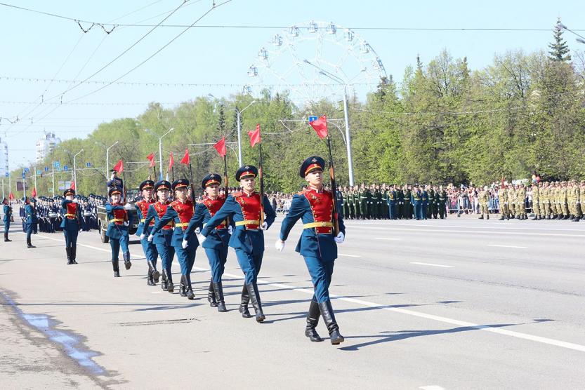 Победа уфа фото. Парад на горсовете в Уфе. 9 Мая на горсовете Уфа. Парад в Уфе на 9 мая. Парад 9 мая Уфа горсовет.