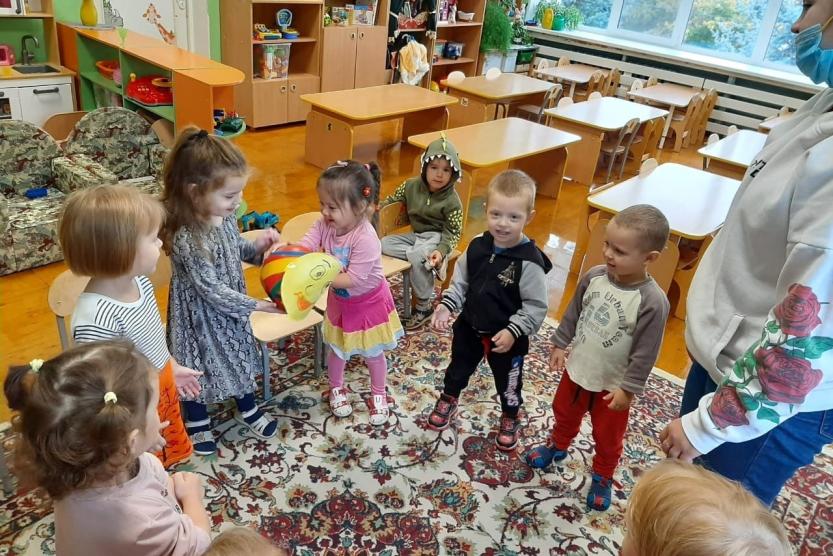 Воспитанник младшей группы. Показ сказки ИКТ - В. Кротова «Крямнямчики.