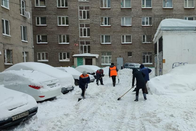 Не чистят снег во дворе куда. Снег во дворе. Многоэтажный дом двор. Заснеженная Уфа.