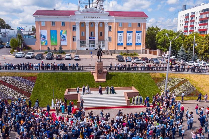 В уфе открыли. Памятник ш Бабичу в Уфе. Телецентр Уфа Торатау. Памятник на Телецентре Уфа. Памятник Бабичу в Уфе фото.