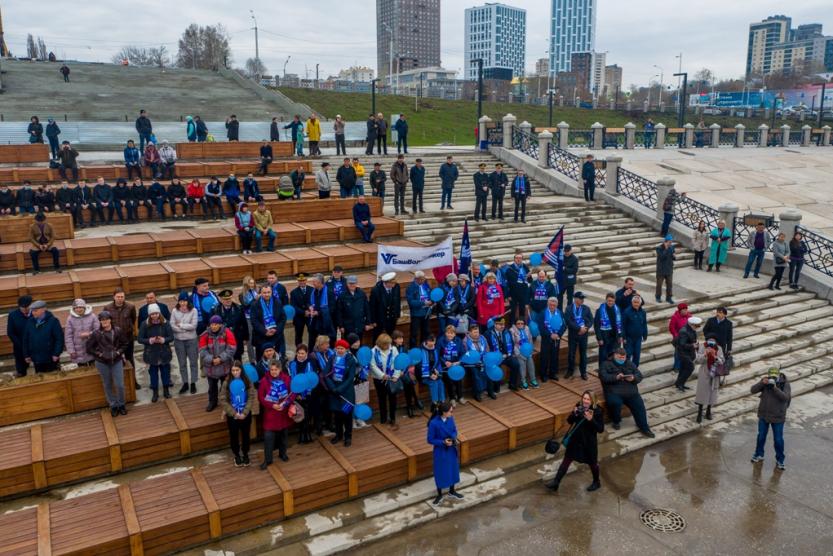 В уфе проходит. Монумент дружбы набережная Уфа. Сцена на набережной реки белая амфитеатр Уфа монумент дружбы. Набережная реки Уфы 23. Парад судов Уфа.