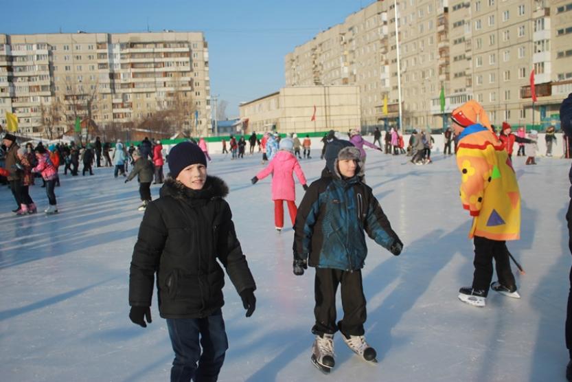 Погода в деме уфа. Катки в Деме Уфа. Каток в Деме Уфа. Каток Локомотив Уфа Дема. Каток в Демском парке.