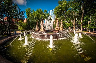 Фонтан Семь девушек в сквере Театральный в Уфе. Фото: Данил Ивлев, 2020